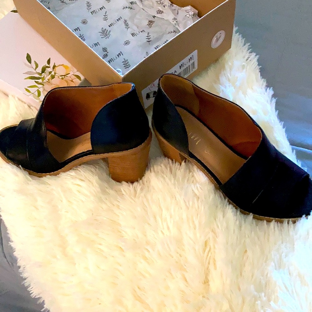 MiMi black Jessica size 7.5. Slightly worn